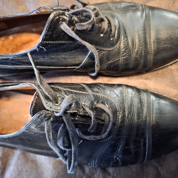 USED ELEGANT ROSETTI BLACK LEATHER DRESS SHOES, SIZE 8